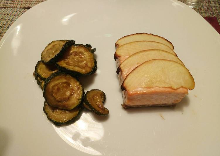 Baked salmon with apple