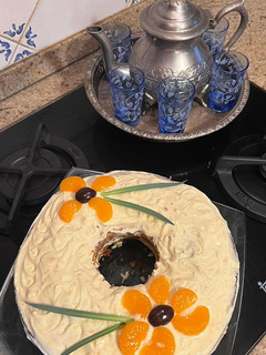 Una foto de Carrot cake con nueces y arándanos rojos