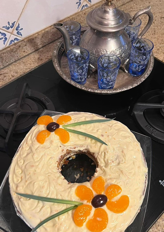 Una foto de Carrot cake con nueces y arándanos rojos