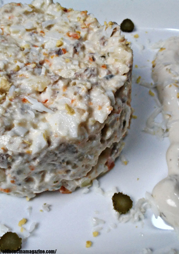 Una foto de Ensaladilla de pollo y ternera con salsa tártara