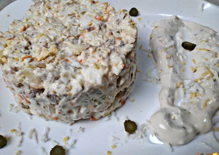 Ensaladilla de pollo y ternera con salsa tártara