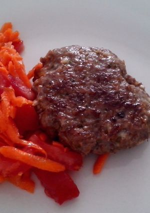Una foto de Hamburguesas caseras con ensalada 🍔