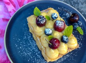 Una foto de Milhojas con crema inglesa 🍒