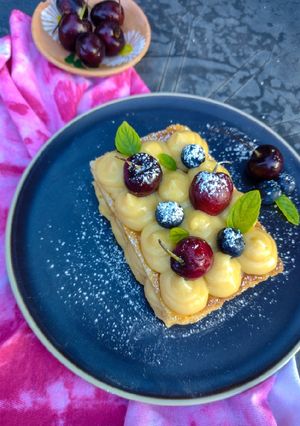 Una foto de Milhojas con crema inglesa 🍒