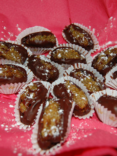 Una foto de Dátiles rellenos de mazapan de pistachos y bañados en chocolate