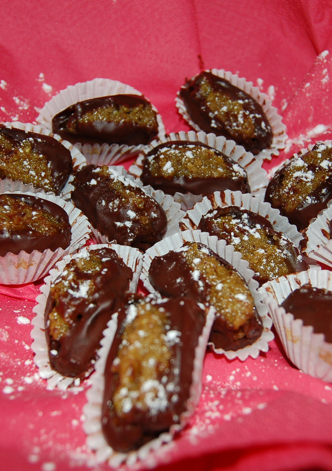 Una foto de Dátiles rellenos de mazapan de pistachos y bañados en chocolate