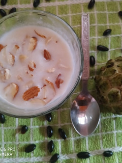 સીતાફળ મીલ્ક શેક (shitafal Milkshake recipe in Gujarati) રેસીપી મુખ્ય ફોટો