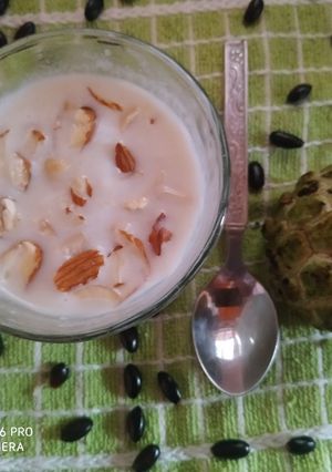 સીતાફળ મીલ્ક શેક (shitafal Milkshake recipe in Gujarati) રેસીપી મુખ્ય ફોટો