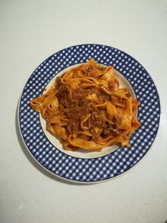 Una foto de Nidos de pasta al huevo en salsa bolognesa (Olla Gm g)