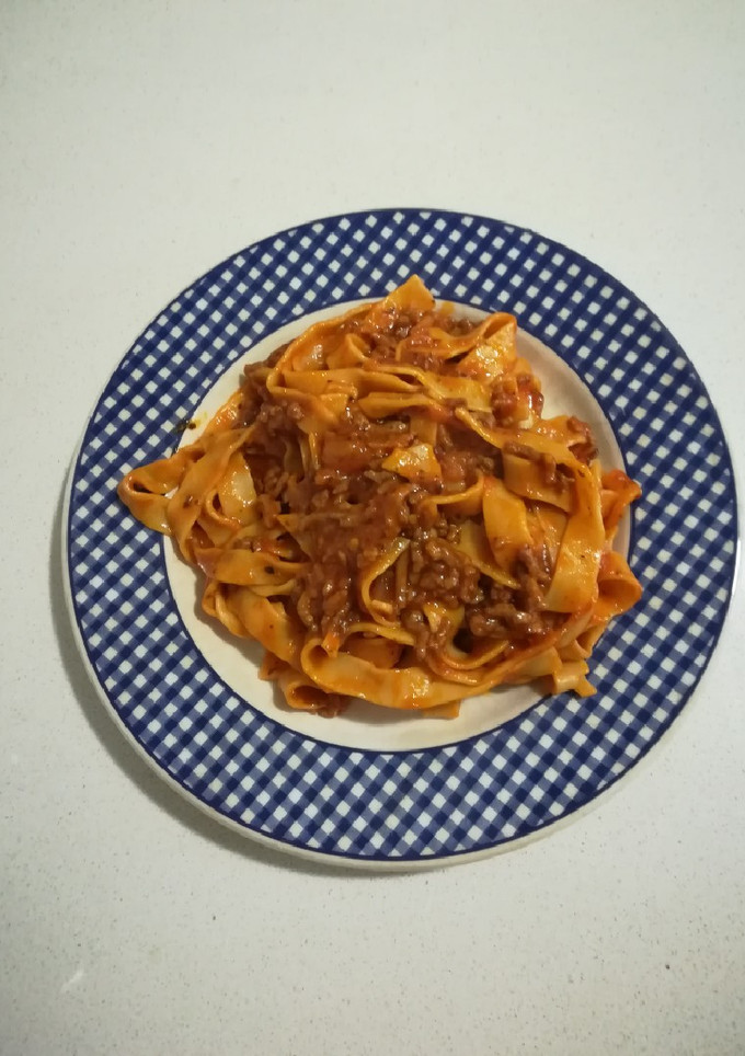Una foto de Nidos de pasta al huevo en salsa bolognesa (Olla Gm g)