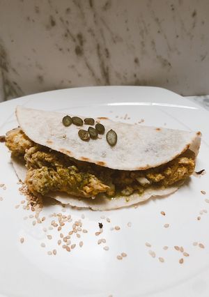 Una foto de Tortilla rellena de huevos con hogao, queso, pesto y pechuga de pavo 🍃