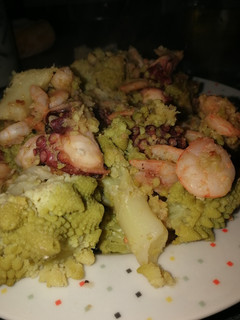 Una foto de Romanescu con gambas y pulpo