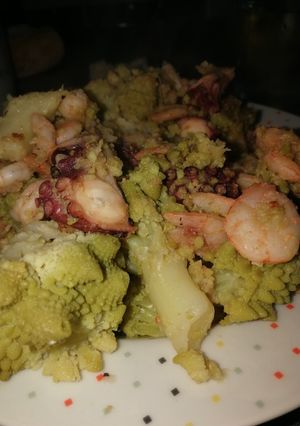 Una foto de Romanescu con gambas y pulpo