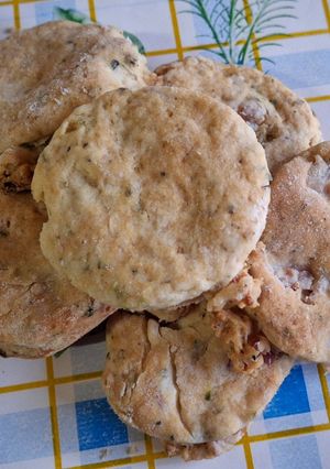 Una foto de Scones salados con jamón crudo