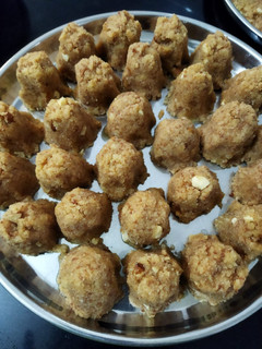 અડદિયા (Adadiya Recipe In Gujarati) રેસીપી મુખ્ય ફોટો