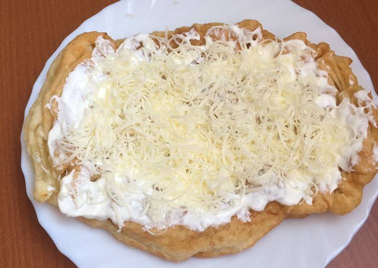 Sajtos-tejfölös lángos

Egy igazi klasszikus recept