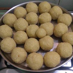 A picture of Til ke Ladoo.