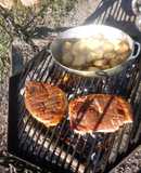 Costeletas de cerdo con papas a la parrilla