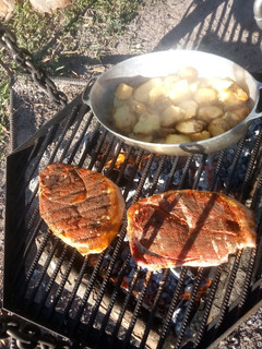 Una foto de Costeletas de cerdo con papas a la parrilla