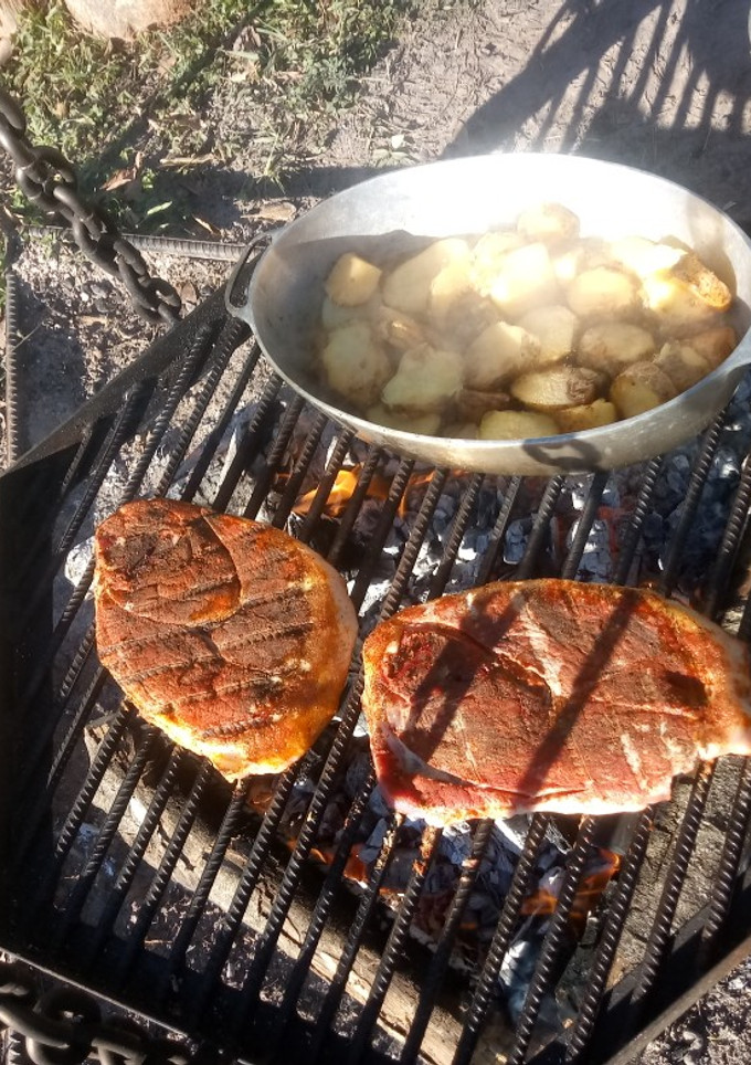 Una foto de Costeletas de cerdo con papas a la parrilla