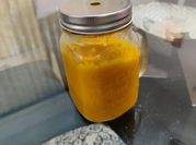 Una foto de salsa de mango con miel