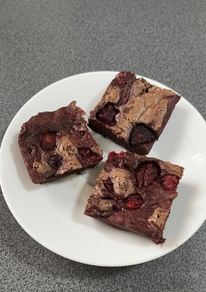 A picture of Raspberry brownies.