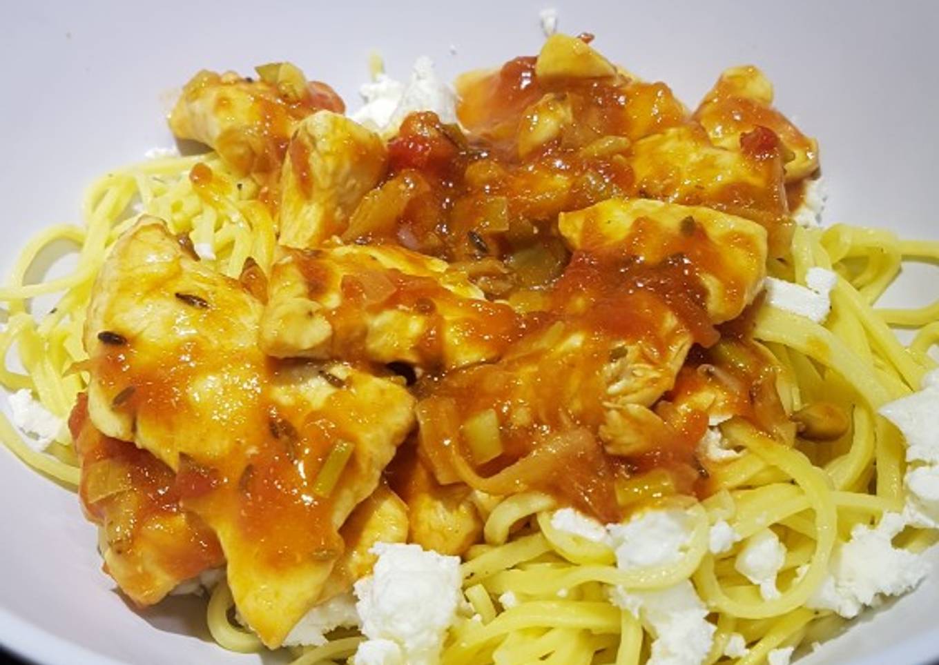 Pechuga de pollo en salsa de tomate y jengibre con feta