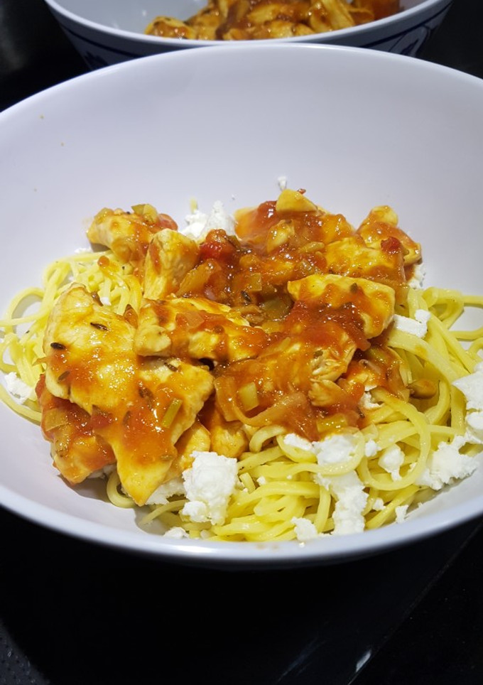 Una foto de Pechuga de pollo en salsa de tomate y jengibre con feta