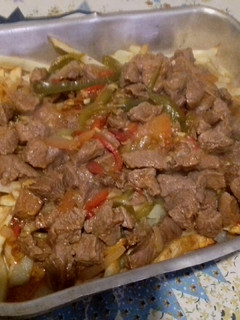Una foto de Bandeja de carne y papas