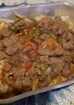 Una foto de Bandeja de carne y papas