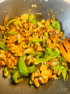 A picture of Chicken with mix veggie’s.