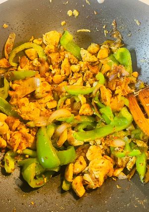 A picture of Chicken with mix veggie’s.