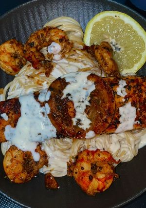 Una foto de Pasta con gambas y salmón