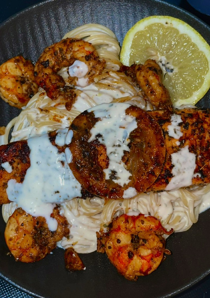 Una foto de Pasta con gambas y salmón