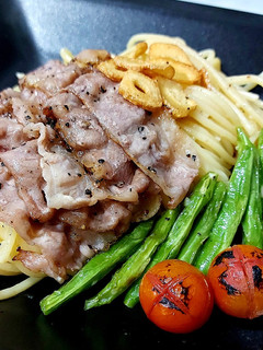 蒜片炙燒牛五花義大利麵/西餐烹調 的食譜成品照片