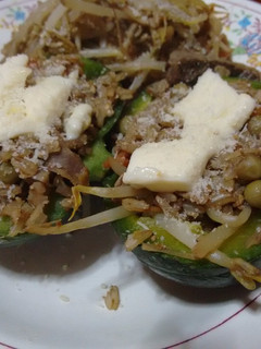 Una foto de Zapallitos rellenos de arroz ahumado y vegetales