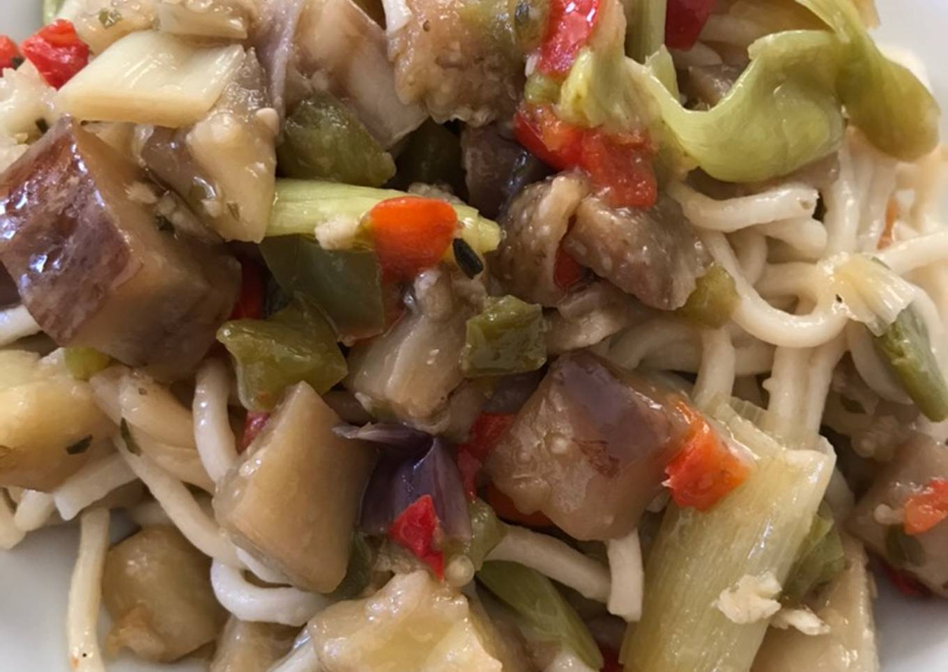 Noodles a "mi norma", vegetarianos, con mucha berenjena y otras verduritas