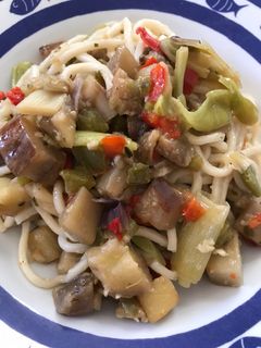 Una foto de Noodles a "mi norma", vegetarianos, con mucha berenjena y otras verduritas