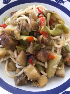 Una foto de Noodles a "mi norma", vegetarianos, con mucha berenjena y otras verduritas