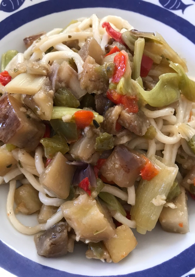 Una foto de Noodles a "mi norma", vegetarianos, con mucha berenjena y otras verduritas