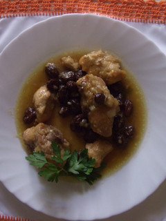 Una foto de Pollo con vino moscatel y pasas