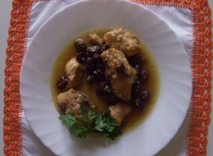 Una foto de Pollo con vino moscatel y pasas