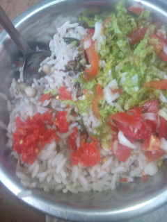 A picture of Shinkafa da wake da salad.