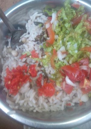 A picture of Shinkafa da wake da salad.