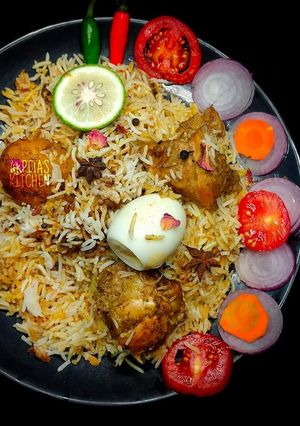 অল্প তেলে কলকাতা স্টাইলে চিকেন বিরিয়ানি (kolkata style chicken biryani recipe in Bengali) রেসিপির প্রধান ছবি