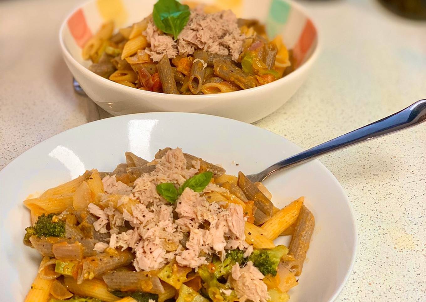 Pasta con verduras y atún