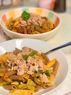 Una foto de Pasta con verduras y atún