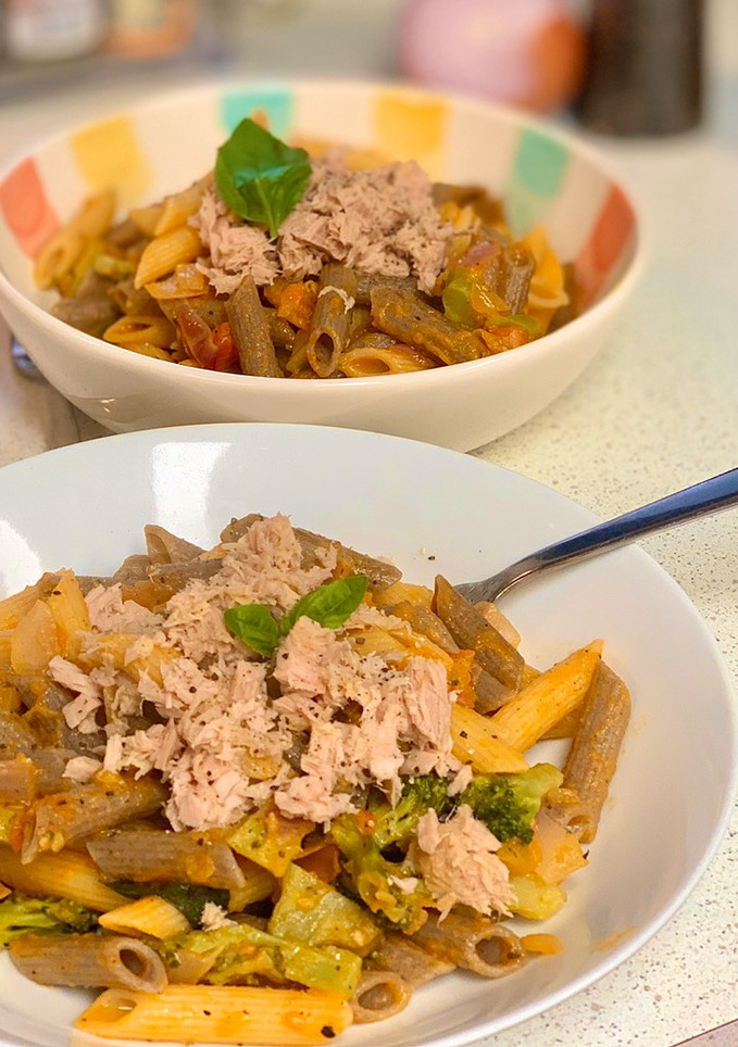 Una foto de Pasta con verduras y atún