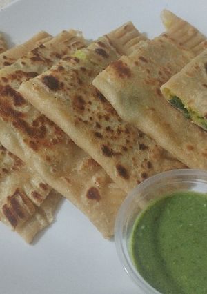 A picture of Potato gujiya paratha.