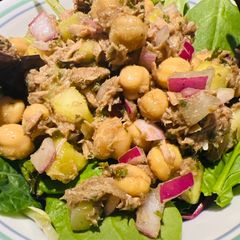 A picture of Garbanzo and Tuna Salad.